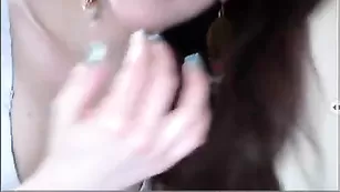 Шальная цыпочка sofiaava дразнит пышными сиськами