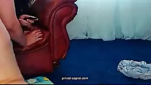 Толстая шмара crazydaisy грязно трахает очко