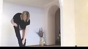 Распутная крошка titsbaby раздевается с подружкой