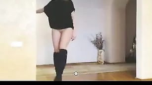 Распутная крошка titsbaby раздевается с подружкой