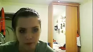 Нежная брюнеточка делает минет и трахается в пизду