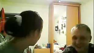 Нежная брюнеточка делает минет и трахается в пизду