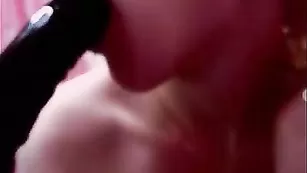 Милая блондинка beatriss отсасывает дилдо