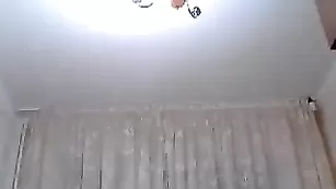 Стонущая дамочка трахает пизду фаллосом