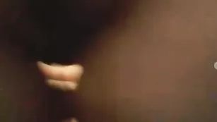 Молодая шлюшка romashka239 трахает пизду фаллосом