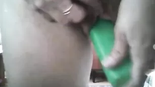 Молодая шлюшка romashka239 трахает пизду фаллосом