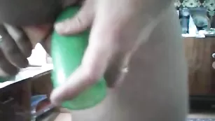 Молодая шлюшка romashka239 трахает пизду фаллосом