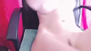 Развратная брюнетка vassabbii поимела зад страпоном