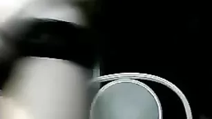 Пышногрудая кокетка расхаживает в трусиках