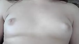 Толстенькая проказница ласкает соски в привате