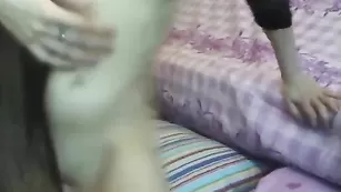 Блудница с упругой попой демонстрирует бритые щелки