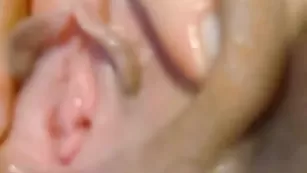 Сучка в чулках sexynomber1 мастурбирует влажную письку