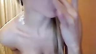 Знойная бестия LoliMoli облизывает пышные дойки