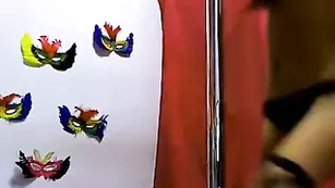 Брюнеточка в чулках aminasky танцует у шеста