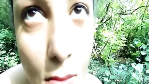 Распутная леди Vetta трахает очко на природе