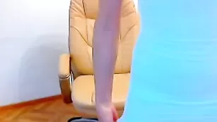 Цыпочка vikahappy раздевается и дрочит пизду