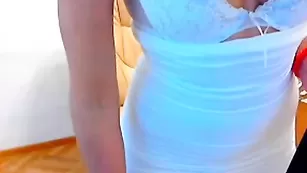 Цыпочка vikahappy раздевается и дрочит пизду