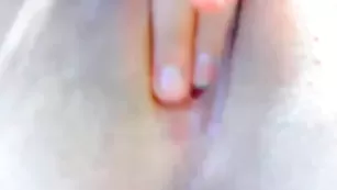 Цыпочка vikahappy раздевается и дрочит пизду