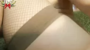 Сочная дамочка Catsuit ласкает половые губки