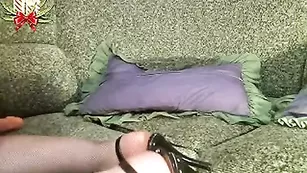 Сочная дамочка Catsuit ласкает половые губки