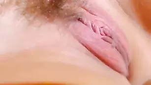 Очкастая шалава демонстрирует мохнатую пизду