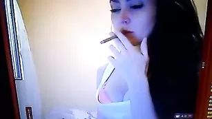 Пафосная брюнетка BUWEHKA курит на камеру