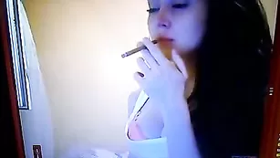 Пафосная брюнетка BUWEHKA курит на камеру