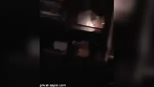 Темноволосая шалунья отсасывает длинный хуй