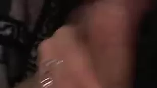 Темноволосая шалунья отсасывает длинный хуй