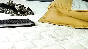 Роскошная малышка weadoresex трахает пизду страпоном