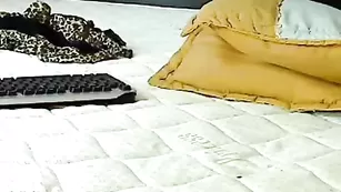 Роскошная малышка weadoresex трахает пизду страпоном