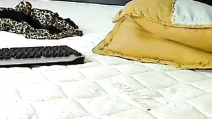 Роскошная малышка weadoresex трахает пизду страпоном