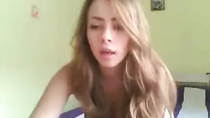 Молодая сучка fabiana раздевается и ласкает пизду