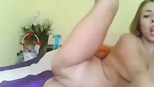 Молодая сучка fabiana раздевается и ласкает пизду