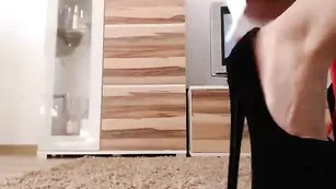 Грудастая медсестричка Giuliahoot снимает нижнее белье