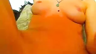 Симпатичная цыпочка приняла душ и сбросила полотенце