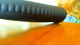 Симпатичная цыпочка приняла душ и сбросила полотенце