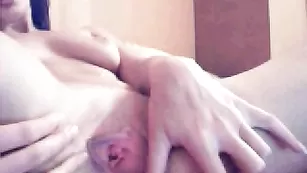 Черноволосая самка lasto4ka741 ласкает розовую дырочку