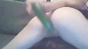 Пышногрудая малышка дрочит бритую киску