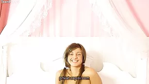 Кокетливая шмара yummt пальчиком трахает пизду