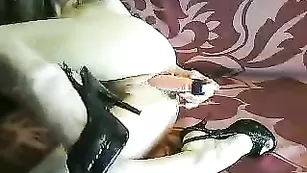 Строптивая шкура AlisaSexx поебала обе дырки