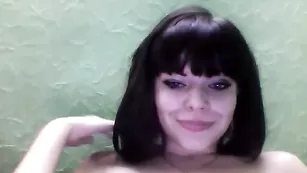 Обнаженная брюнетка Konfetka77 мастурбирует пизду