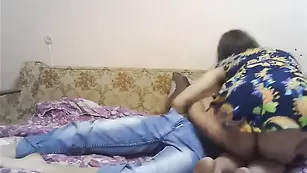 Худая шлюшка соснула хер и трахнулась в пизду