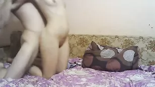 Худая шлюшка соснула хер и трахнулась в пизду