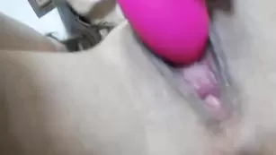 Задорная дама astisantera дрочит пизду и сквиртит