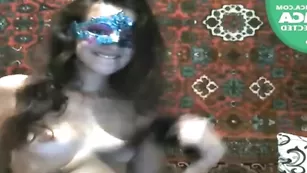 Худенькая сучка 1saharok1 наслаждается дрочкой