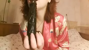 Рыжая шлюха SexyLiliya отсасывает дилдо