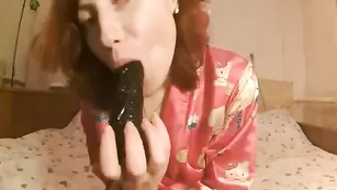 Рыжая шлюха SexyLiliya отсасывает дилдо