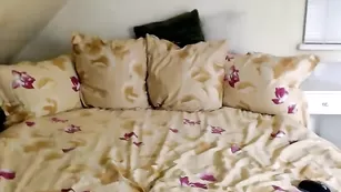 Симпатичная бабенка Sollymia пальцем трахает пизду