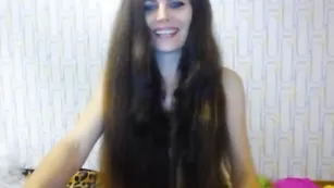 Красивая нимфа LizzySexx раздевается на камеру